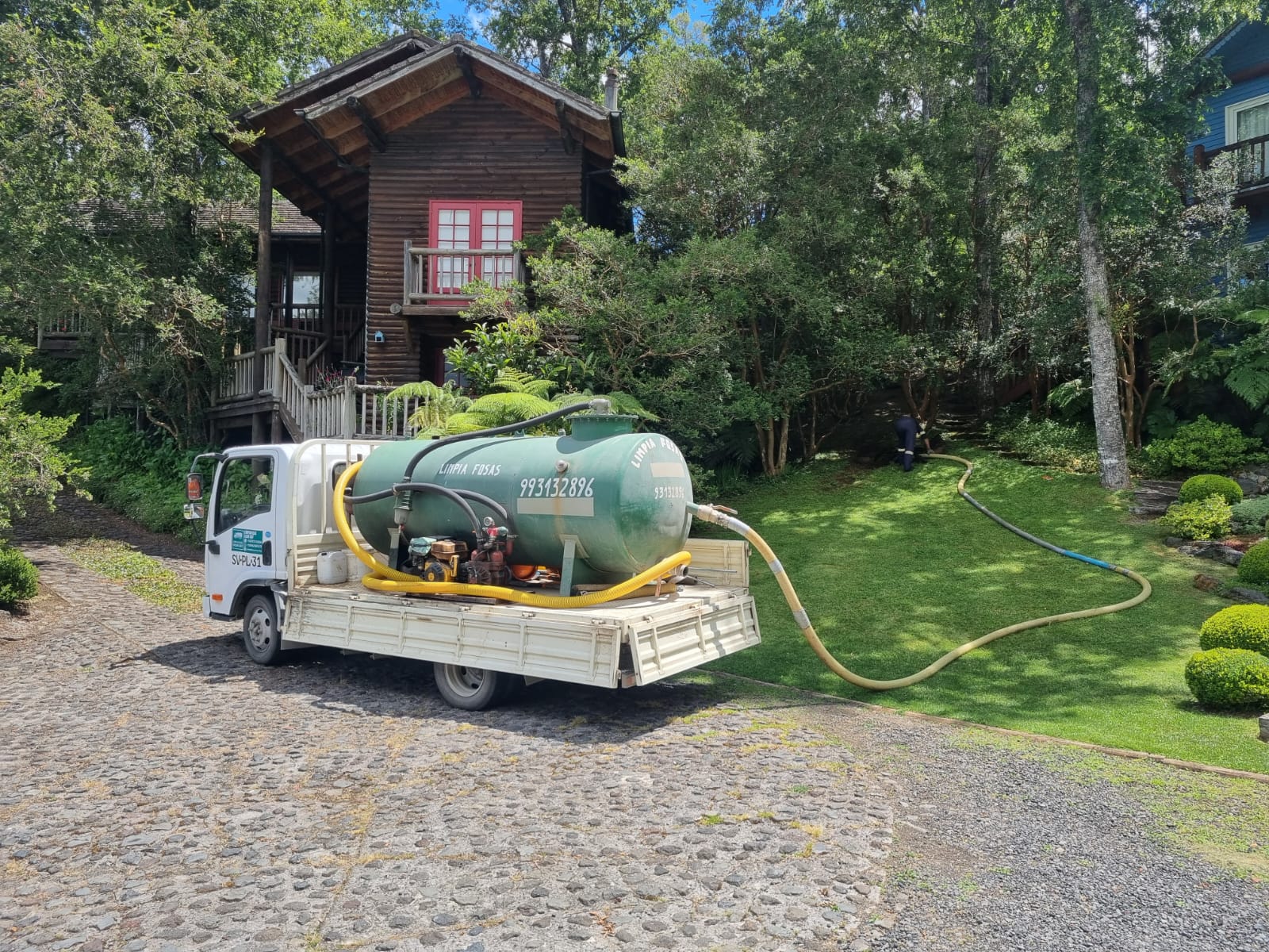 Trabajo de limpieza de fosas sépticas en terreno