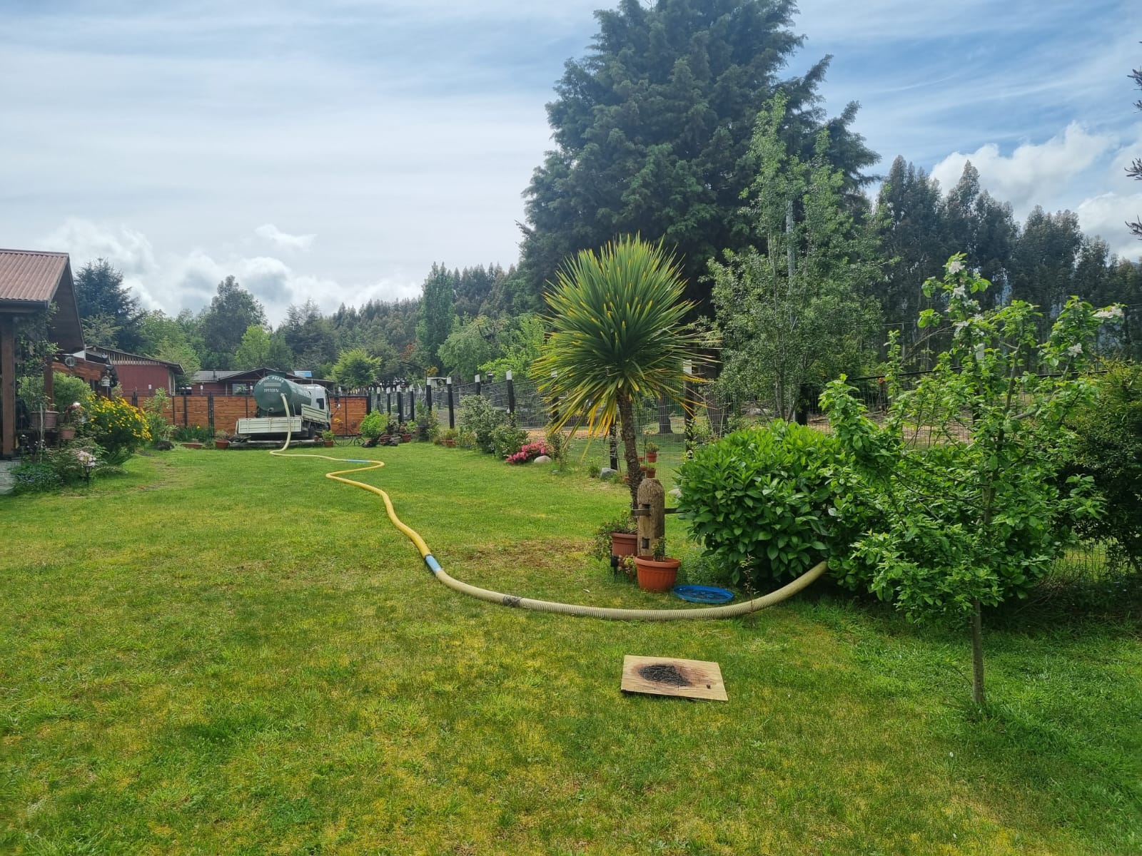 Trabajo de limpieza de fosas sépticas en terreno